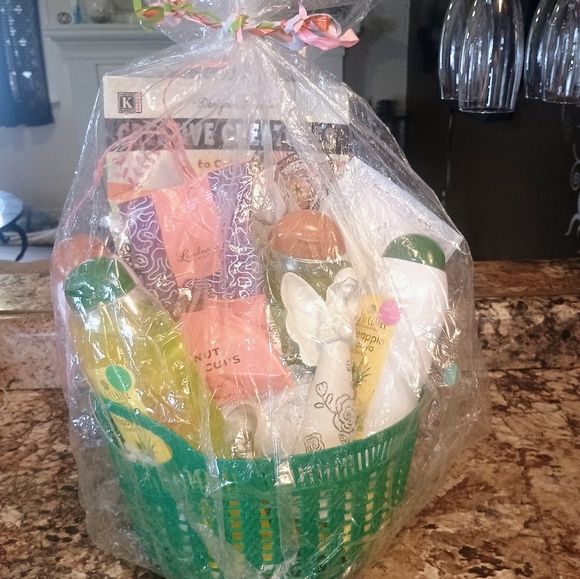 Women's Custom Gift Basket Pamper Me Papaya Pineapple Spa Basket - Picture 4 of 6